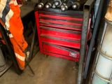 une image représentant un espace de travail avec des outils et du matériel