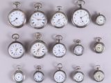 de nombreux modèles différents de montres de poche exposés sur la table