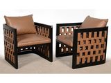 une paire de chaises modernes en bois avec des coussins en cuir, posées sur un sol recouvert de moquette