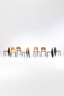 un ensemble de chaises alignées en rangée