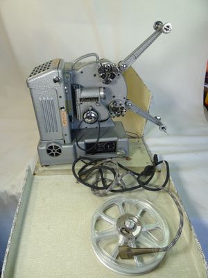 un vieux projecteur de cinéma posé sur une table