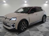 une photo d'un 4x4 blanc garé dans un garage