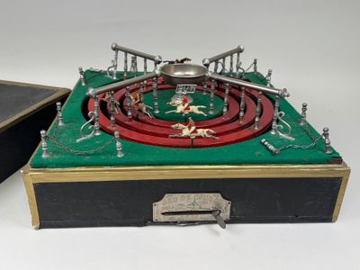 une boîte contenant un objet métallique