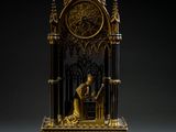 une horloge posée sur un support sur une table
