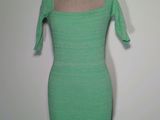 une robe verte sur un mannequin, un mannequin, un mannequin, un mannequin, un mannequin, un mannequin, un mannequin, un mannequin, un mannequin