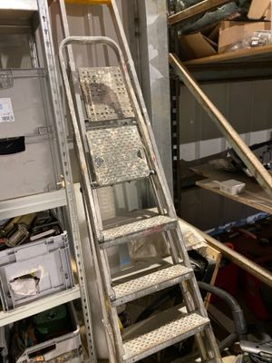 une échelle adossée au mur d'une pièce