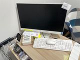 un ordinateur sur un bureau avec un clavier et une souris