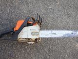 a chainsaw that is laying on the ground