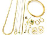 beaucoup de bijoux en or sur une surface blanche