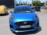 une voiture bleue garée dans un parking