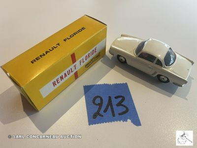 une petite voiture jouet posée à côté d'une boîte