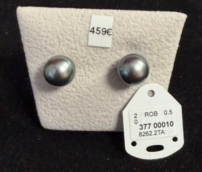 une paire de boucles d'oreilles posées sur un morceau de tissu