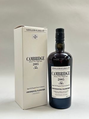 une image d'une bouteille de whisky à côté d'une boîte