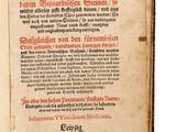 un vieux livre sur lequel figurent des inscriptions en noir et rouge