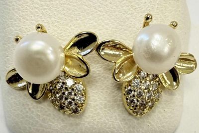 paire de boucles d'oreilles en forme de fleur, dorées et ornées de perles
