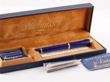une boîte contenant un stylo et une carte de visite