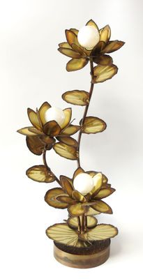 un vase contenant des fleurs, posé sur une table