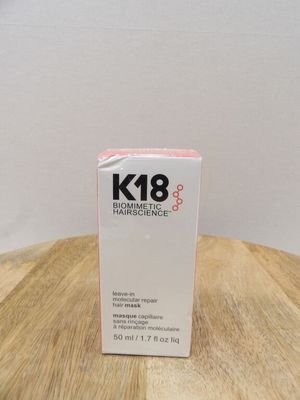 La boîte de K18 est posée sur une table en bois