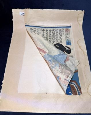 un morceau de papier sur lequel figure la photo d'une femme