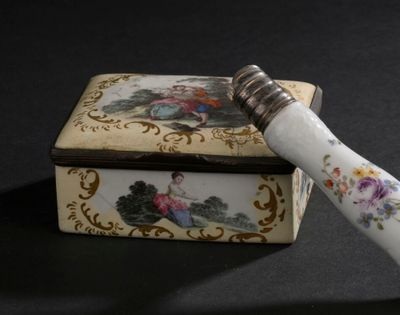 une petite boîte munie d'une poignée décorative