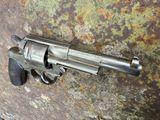 un pistolet posé sur une table