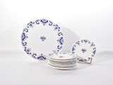 une pile d'assiettes ornées de motifs bleus et blancs
