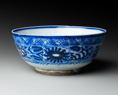 IRAN. Grand BOL à décor de fleurs bleus