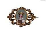une image représentant une femme portant un chapeau, sur une broche
