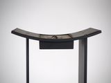 une image représentant une table noire avec un piètement et un plateau en métal