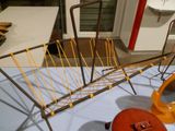 une guitare posée sur une table à côté d'un rack