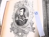 un vieux livre sur lequel figure la photo d'un homme en costume