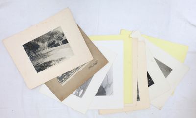 un lot de vieilles photos en noir et blanc sur une table