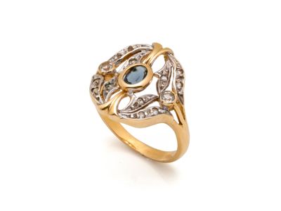 une image d'une bague en or avec une pierre bleue et des diamants