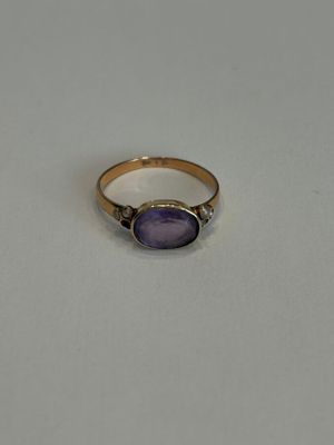 Gros plan sur une bague ornée d'une pierre violette
