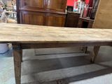 une table en bois placée au milieu d'une pièce