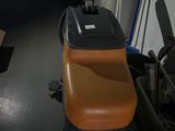 une machine posée sur le sol de la pièce
