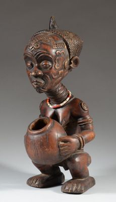 une image représentant une statue de femme tenant un pot