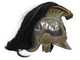 un casque surmonté d'une longue mèche de cheveux noirs