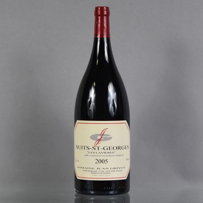une bouteille de vin rouge posée sur une table