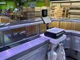 une vitrine au milieu d'un magasin, remplie d'articles