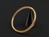 un anneau d'or sur une surface noire