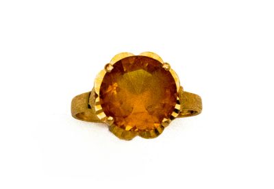 un gros plan sur une bague en or sertie d'une grosse citrine