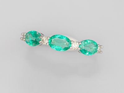 Bague en platine, sertie de 3 émeraudes ovales alternées de …