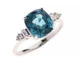 Gros plan sur une bague ornée d'une topaze bleue et de diamants