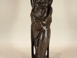 statue d'un homme à la longue barbe, coiffé d'un chapeau