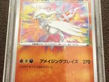 gros plan d'une carte pokemon dans un étui en plastique