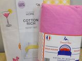 les serviettes sont posées les unes à côté des autres sur une table