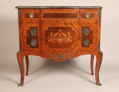 une image représentant une petite commode ornée d'un tableau sur la façade