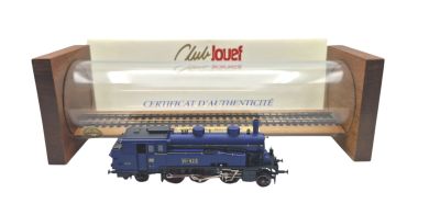 un petit train assis sur les rails