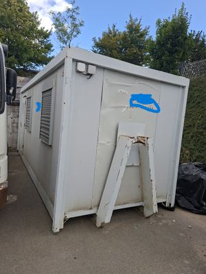 un bus garé à côté d'un immeuble